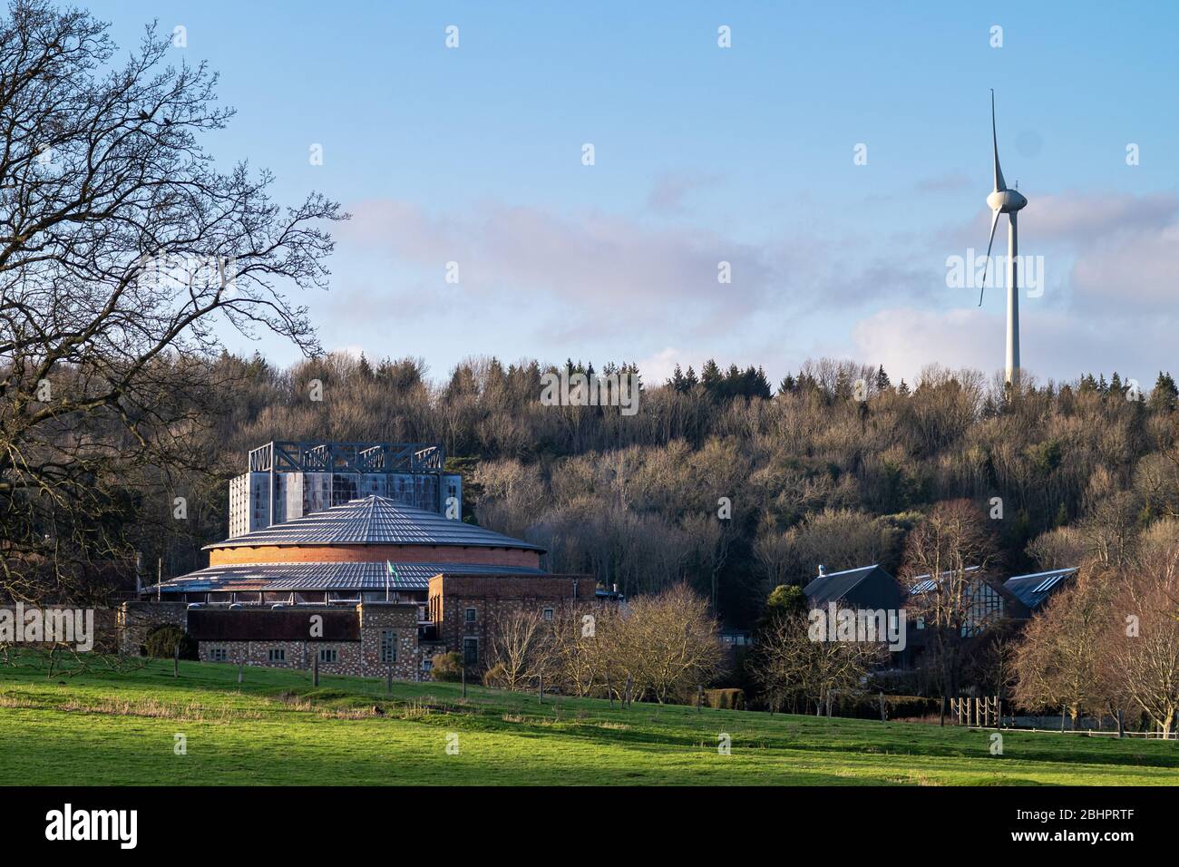 Glyndebourne Opera House y turbina eólica, East Sussex, Reino Unido Foto de stock