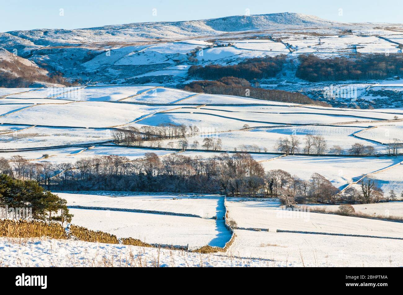 Vista invernal del valle de Quernmore y de Clougha Pike cerca de Lancaster Lancashire Foto de stock