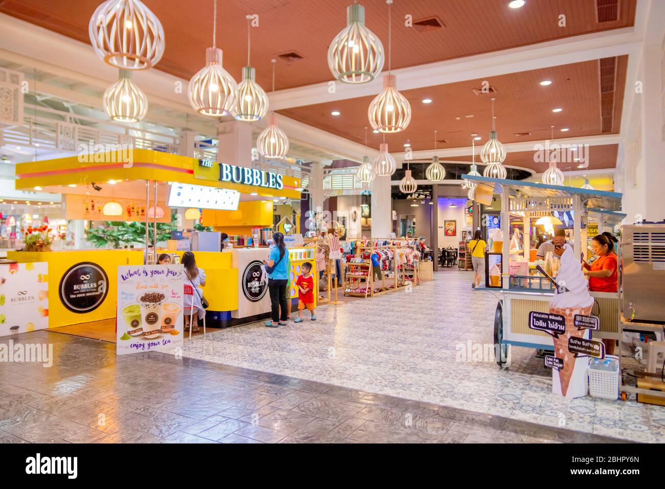 El centro comercial Village Market, de diseño moderno, con muchas tiendas y  clientes, es el centro comercial más popular para la gente Huahin en  Huahin, Tha Fotografía de stock - Alamy