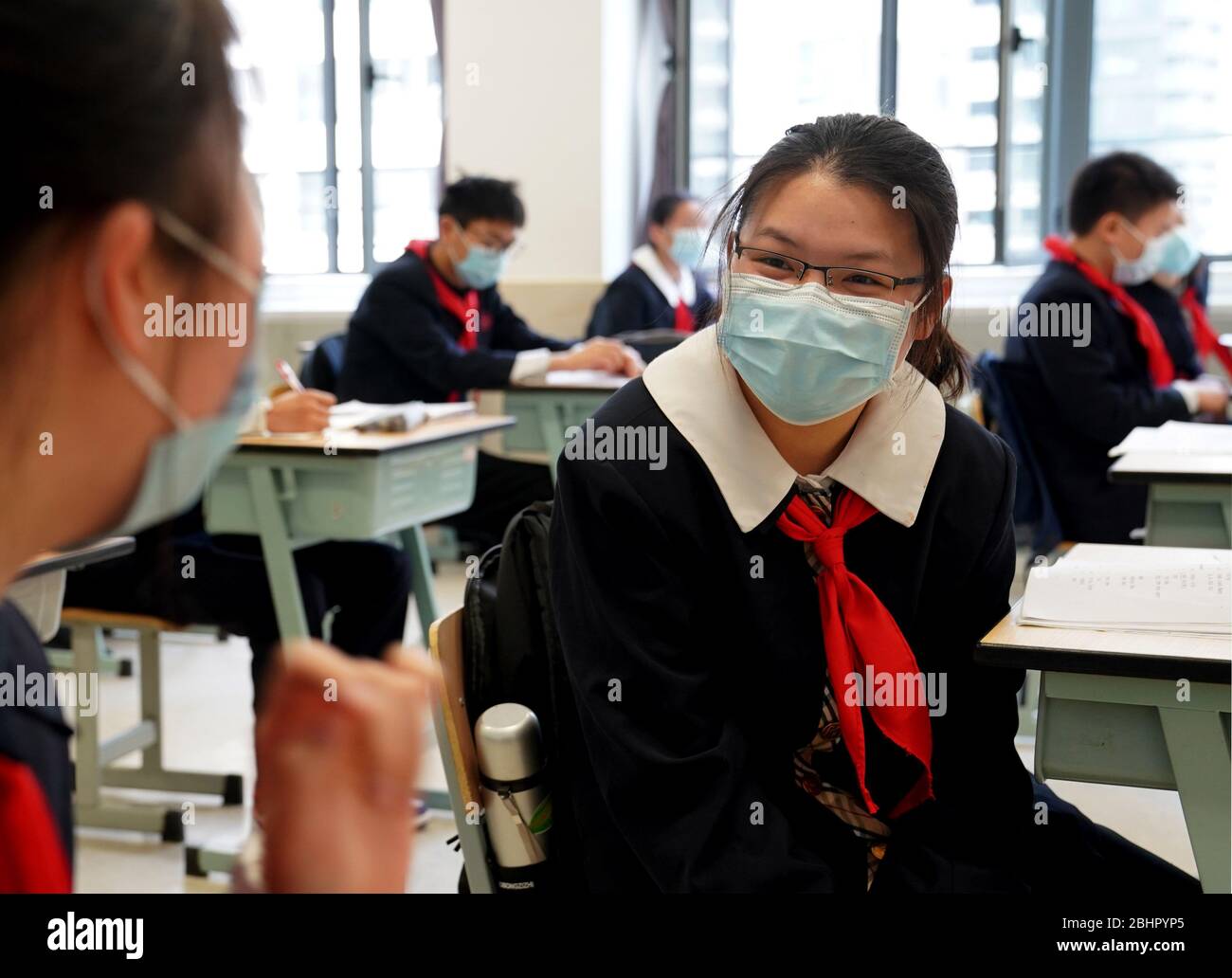 Shanghái. 27 de abril de 2020. Los estudiantes del grado 9 hablan entre sí durante un descanso en la escuela secundaria número 1 afiliada a la Universidad normal de China Oriental en Shanghai, China Oriental, 27 de abril de 2020. Los estudiantes de secundaria en escuelas secundarias y secundarias de Shanghai reanudaron sus clases el lunes. Crédito: Liu Ying/Xinhua/Alamy Live News Foto de stock