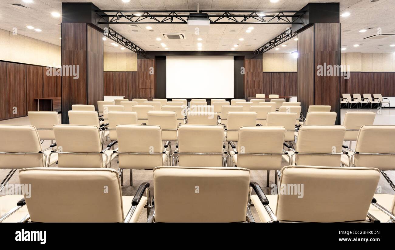 Sala de conferencias vacía para presentaciones con pantalla Foto de stock