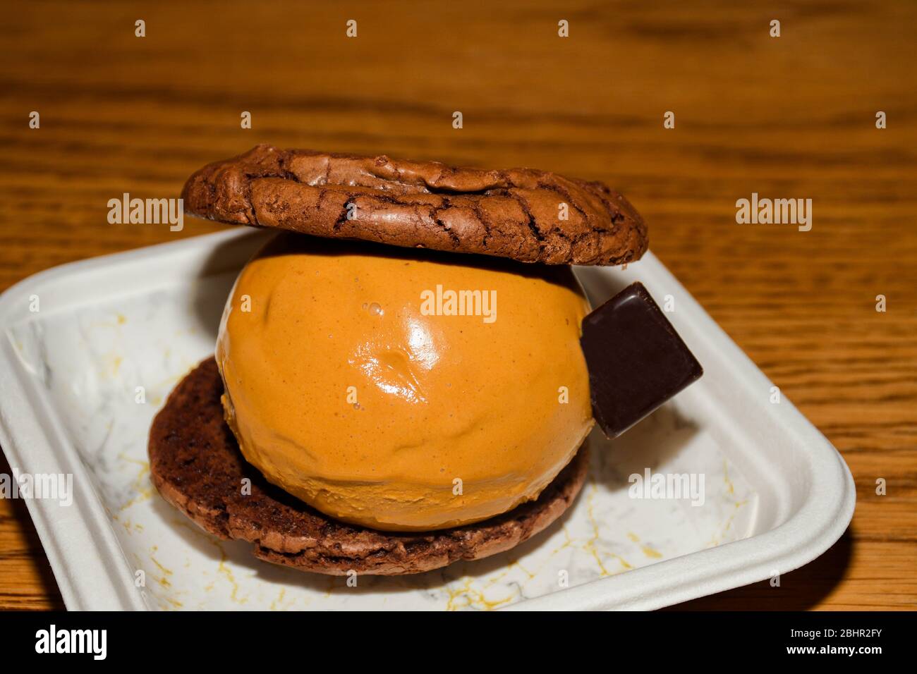 Londres, Reino Unido, 25 de enero de 2020: Chocolate caliente y helado de caramelo salado servido en el bar de postres Chin Chin Labs en Londres, Soho Foto de stock