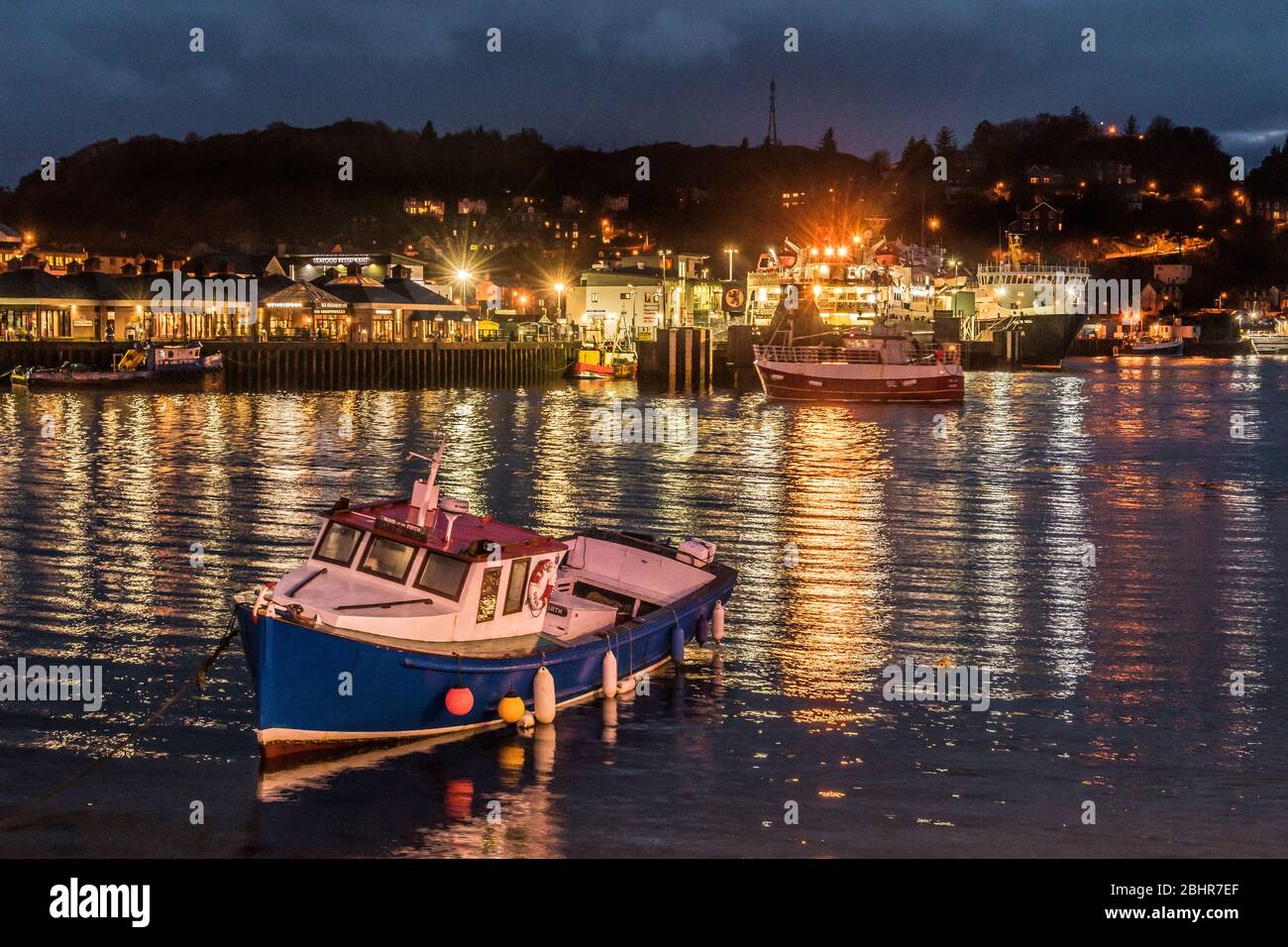 Oban Harbour por la noche Foto de stock