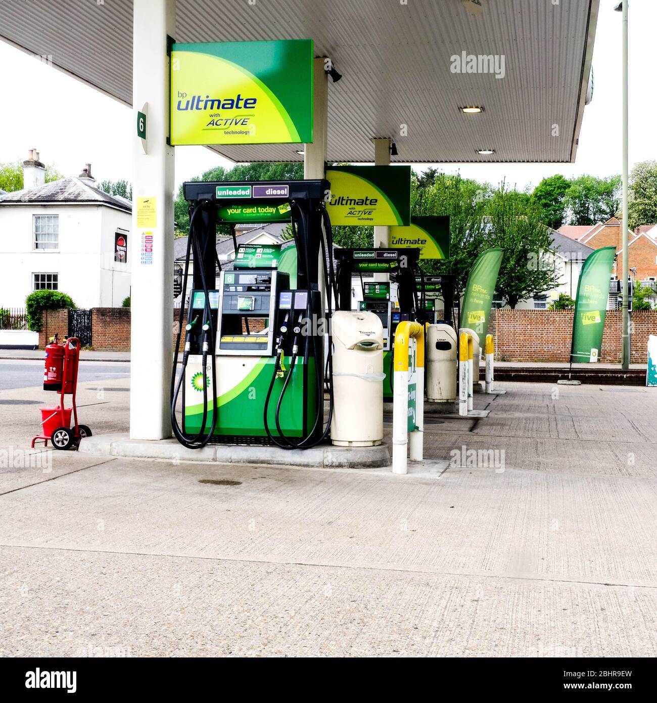 Una gasolinera BP en el sur de Londres, desierta, mientras la gente o los automovilistas escuchan las directrices del gobierno sobre el Coronavirus y permanecen en casa Foto de stock