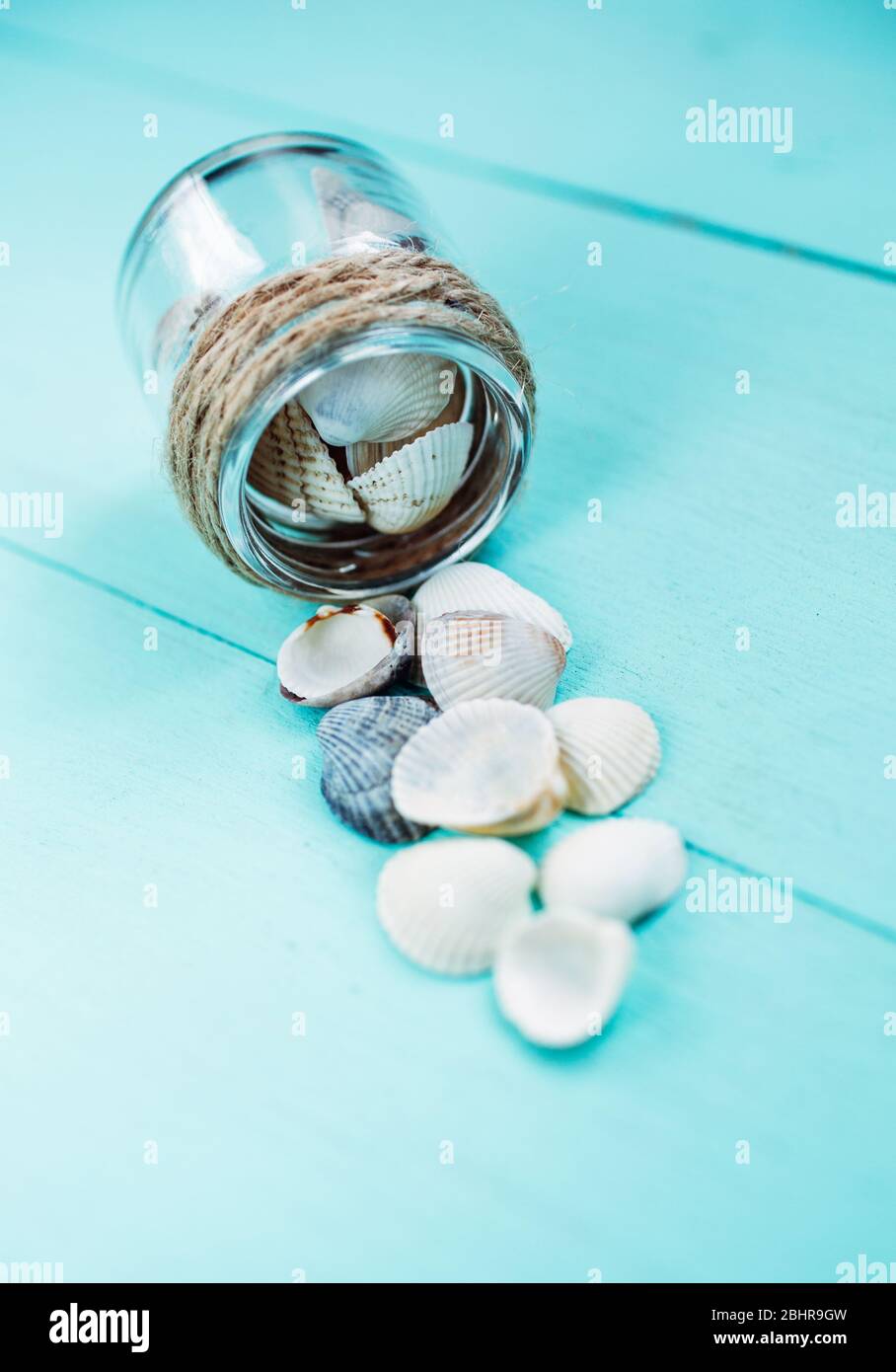 Pequeño tarro de cristal rústico con conchas dentro sobre fondo turquesa. Fondos de pantalla para el monitor. Postal Fotografía de stock - Alamy Pequeño tarro de cristal rústico con conchas dentro sobre fondo turquesa. Fondos de pantalla para el monitor. Postal Fotografía de stock - Alamy