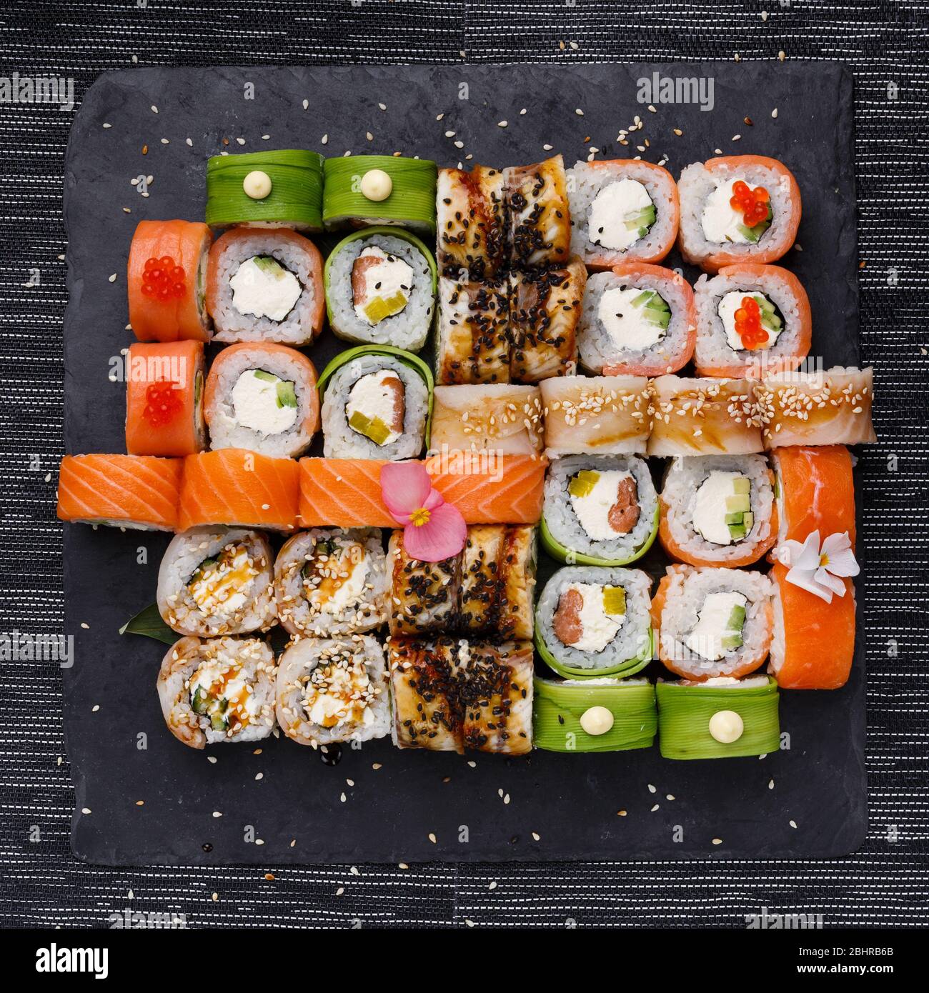 Sushi japonés. Varios tipos de papeles sobre el fondo de la placa sobre la piedra. Vista superior. Foto de stock