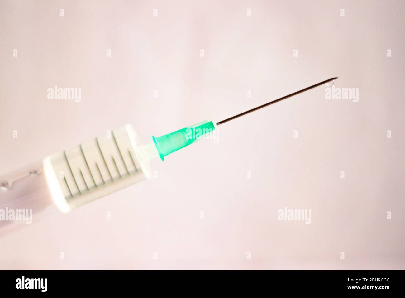 Aguja de jeringa con chorro con medicamento para inyección médica  intramuscular sobre fondo blanco Fotografía de stock - Alamy