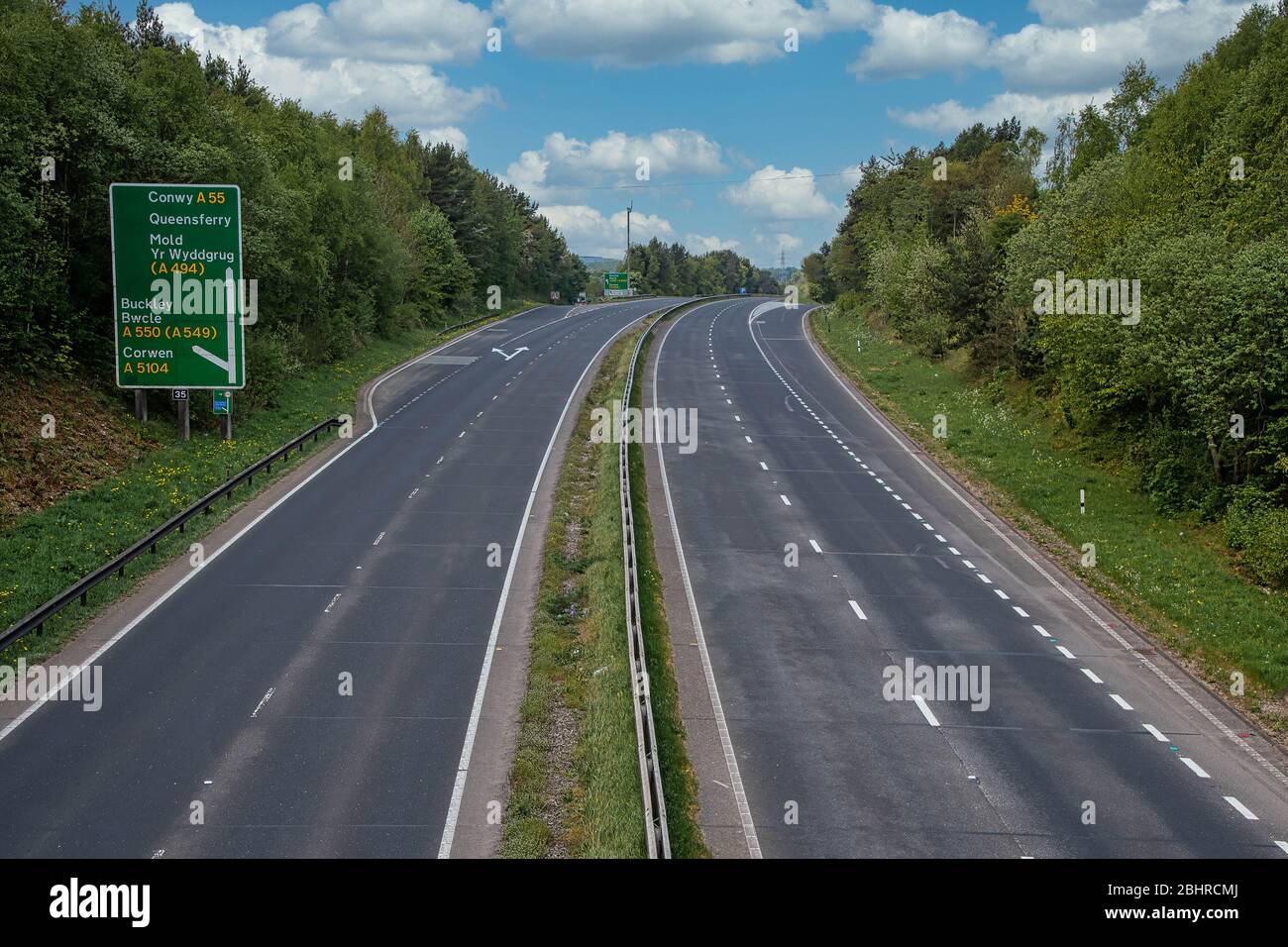 Una calle principal desierta y normalmente concurrida. La A55 es la ruta principal de Inglaterra a Gales del Norte, normalmente llena de tráfico Foto de stock