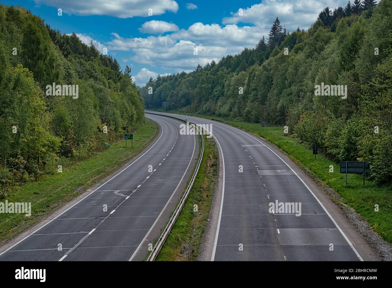 Una calle principal desierta y normalmente concurrida. La A55 es la ruta principal de Inglaterra a Gales del Norte, normalmente llena de tráfico Foto de stock