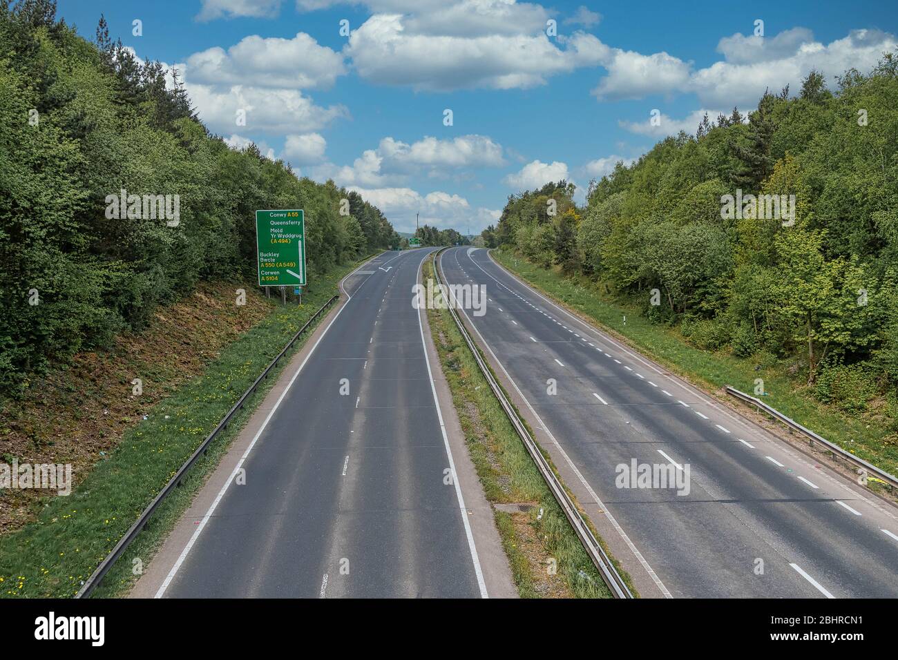 Una calle principal desierta y normalmente concurrida. La A55 es la ruta principal de Inglaterra a Gales del Norte, normalmente llena de tráfico Foto de stock