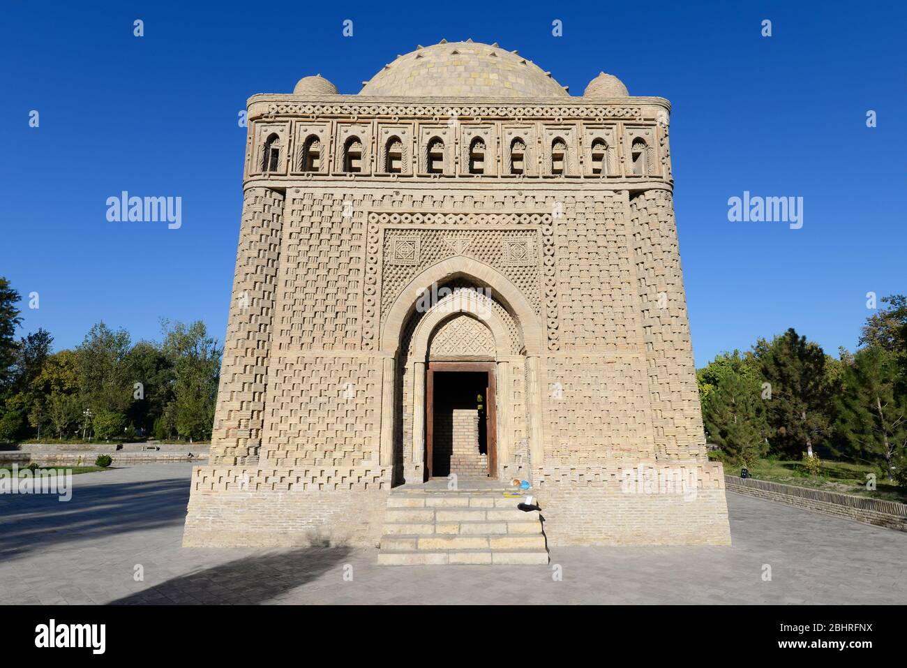 Mausoleo de Samanid en Bujara, Uzbekistán. Ejemplo emblemático de la arquitectura islámica temprana en Asia. Edificio funerario más antiguo de Asia Central. Foto de stock