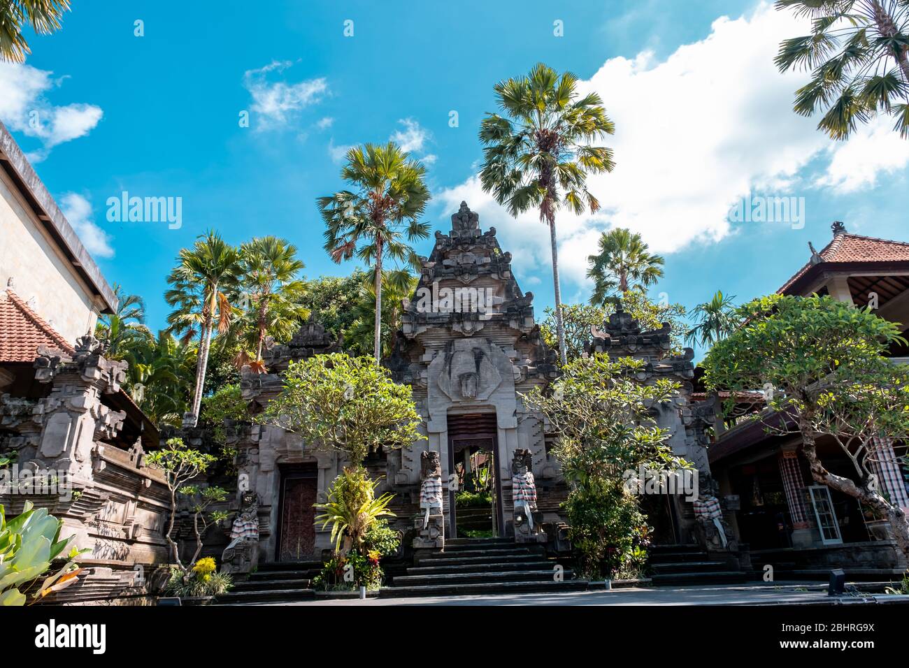Nombre local de este lugar 'Museo Puri Lukisan' Puri Lukisan está en el centro de la provincia de Ubud, Isla de Bali Foto de stock