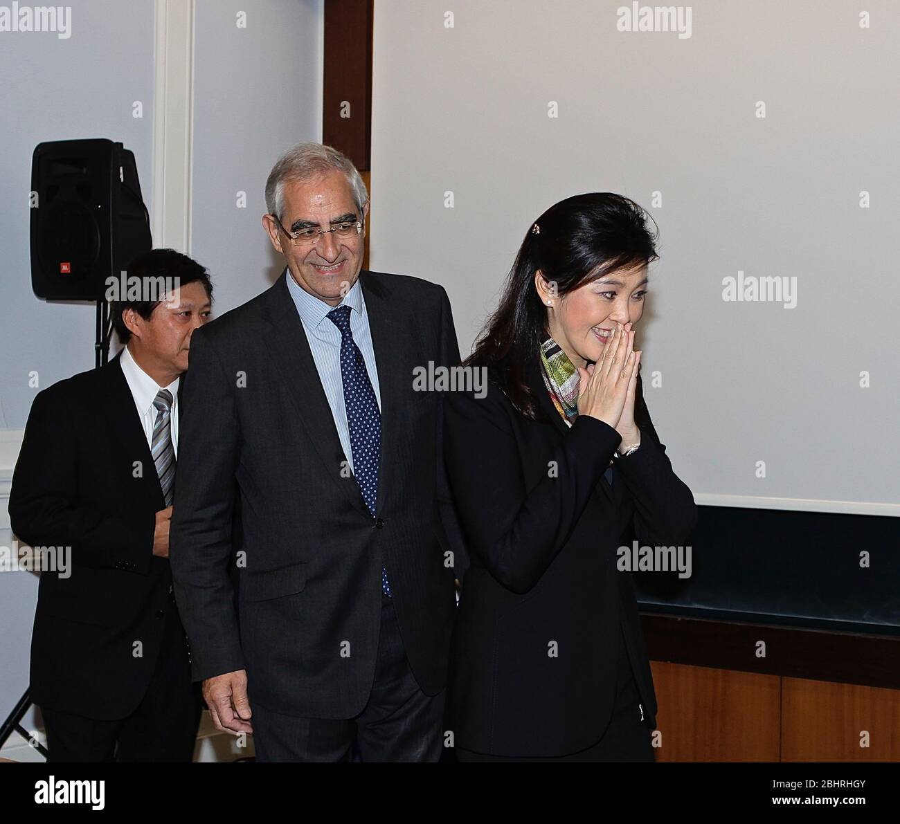 Durante noviembre de 2012 . Su Excelencia la Sra. Yingluck Shinawatra , primera Ministra del Reino de Tailandia , visitó oficialmente la United Kigdom . invitada por el primer Ministro David Cameron . la Asamblea de Tailandia estuvo acompañada por miembros clave del Gabinete de Tailandia . El 13 de noviembre, el PM tailandés tuvo una audiencia con la Reina . El 14 de noviembre, las dos PM intercambiaron puntos de vista sobre diversos asuntos de interés mutuo, bilateralmente, regionalmente y globalmente. Al final de esta reunión , ambos dirigentes han acordado el establecimiento de un diálogo estratégico y un nuevo mecanismo beneficioso para ambos países .. Foto de stock