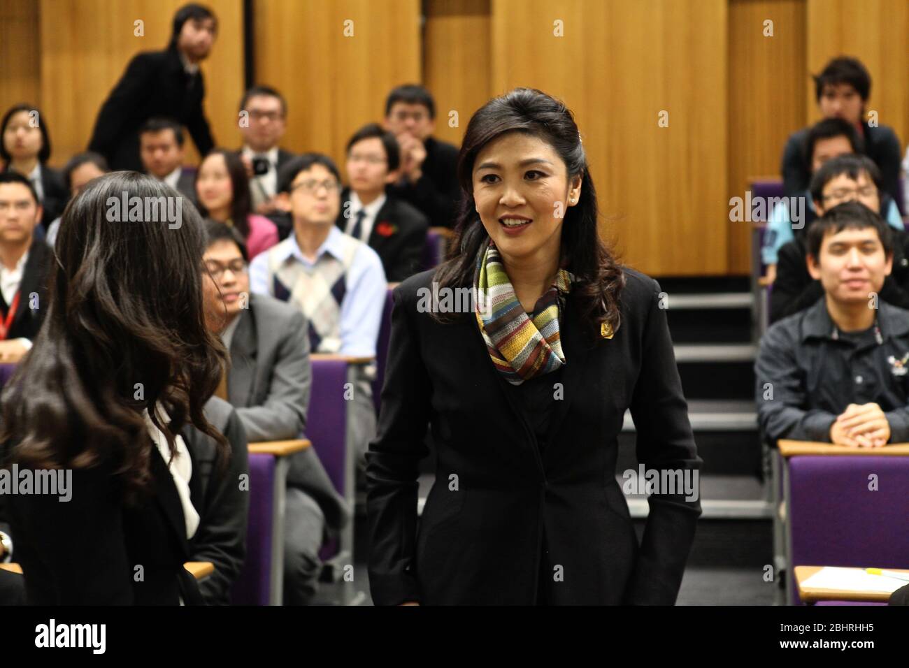 Durante noviembre de 2012 . Su Excelencia la Sra. Yingluck Shinawatra , primera Ministra del Reino de Tailandia , visitó oficialmente la United Kigdom . invitada por el primer Ministro David Cameron . la Asamblea de Tailandia estuvo acompañada por miembros clave del Gabinete de Tailandia . El 13 de noviembre, el PM tailandés tuvo una audiencia con la Reina . El 14 de noviembre, las dos PM intercambiaron puntos de vista sobre diversos asuntos de interés mutuo, bilateralmente, regionalmente y globalmente. Al final de esta reunión , ambos dirigentes han acordado el establecimiento de un diálogo estratégico y un nuevo mecanismo beneficioso para ambos países .. Foto de stock