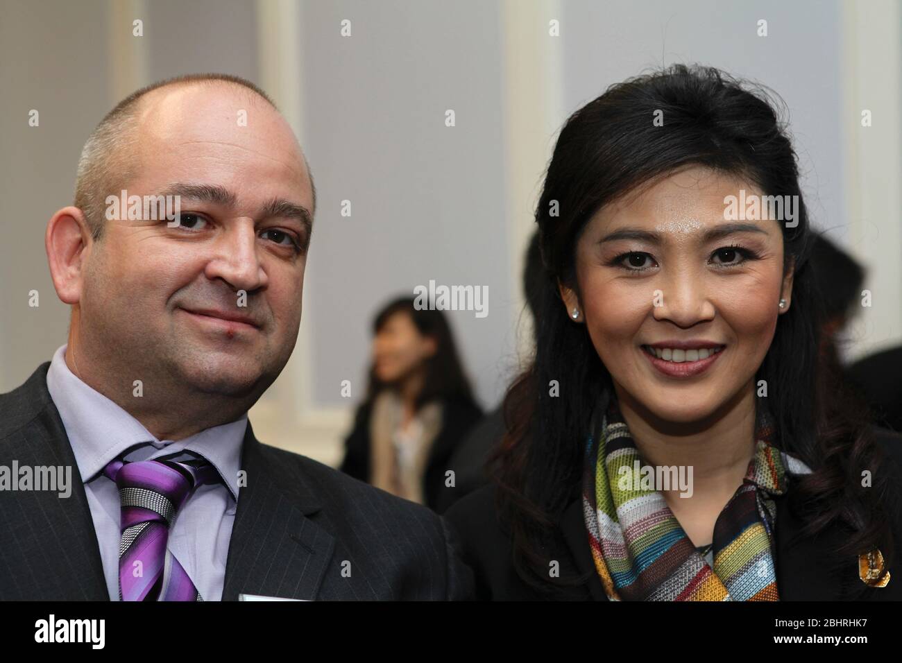 Durante noviembre de 2012 . Su Excelencia la Sra. Yingluck Shinawatra , primera Ministra del Reino de Tailandia , visitó oficialmente la United Kigdom . invitada por el primer Ministro David Cameron . la Asamblea de Tailandia estuvo acompañada por miembros clave del Gabinete de Tailandia . El 13 de noviembre, el PM tailandés tuvo una audiencia con la Reina . El 14 de noviembre, las dos PM intercambiaron puntos de vista sobre diversos asuntos de interés mutuo, bilateralmente, regionalmente y globalmente. Al final de esta reunión , ambos dirigentes han acordado el establecimiento de un diálogo estratégico y un nuevo mecanismo beneficioso para ambos países .. Foto de stock