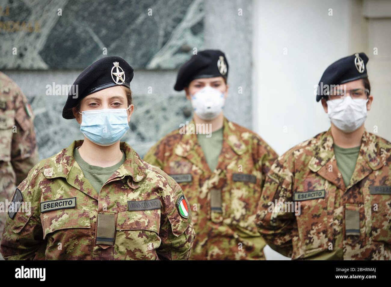Nuevas enfermeras militares que se emplearán en residencias de ancianos para ayudar al sistema regional de salud a hacer frente a la emergencia del coronavirus. Turín, Italia - Abril 2020 Foto de stock