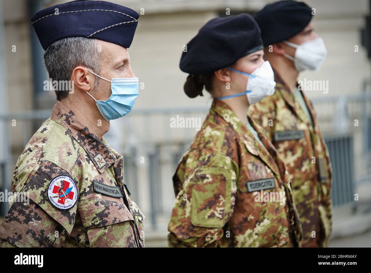 Nuevas enfermeras militares que se emplearán en residencias de ancianos para ayudar al sistema regional de salud a hacer frente a la emergencia del coronavirus. Turín, Italia - Abril 2020 Foto de stock