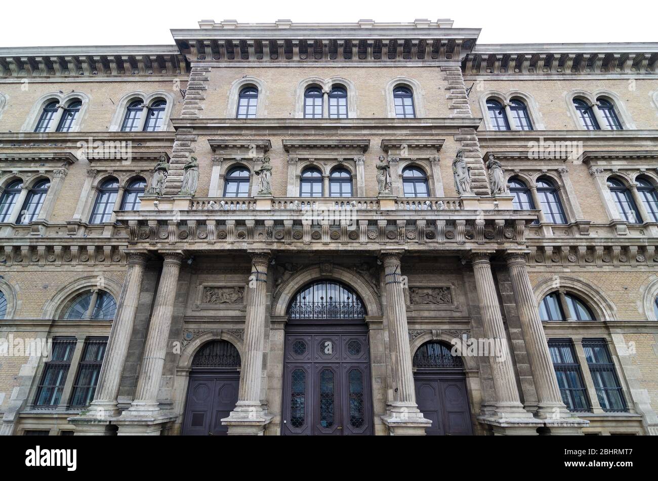 BUDAPEST, HUNGRÍA - 21 DE FEBRERO de 2016: Edificio principal de la Universidad Corvinus de Budapest. Parte del Patrimonio de la Humanidad de la UNESCO. Construido en neo-renaissanc Foto de stock