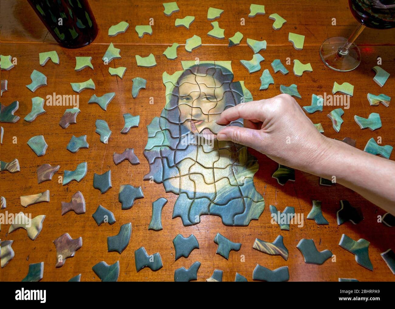 Una vista superior de un rompecabezas Mona Lisa con la mano Fotografía de  stock - Alamy