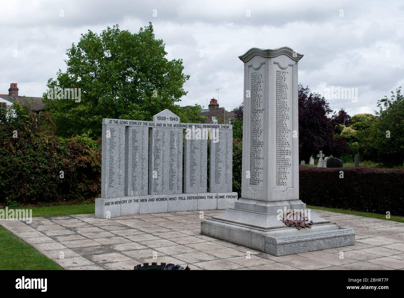 Monumento a la Segunda Guerra Mundial Cementerio Hammersmith Margrvine, 23 Jardines Margrvine, Hammersmith, Londres W6 Foto de stock