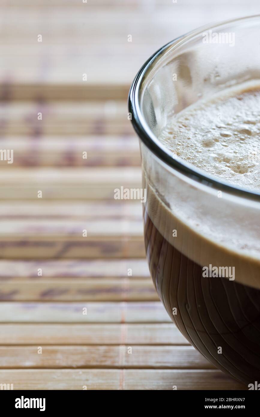 Primer plano de una media taza de café espresso Foto de stock
