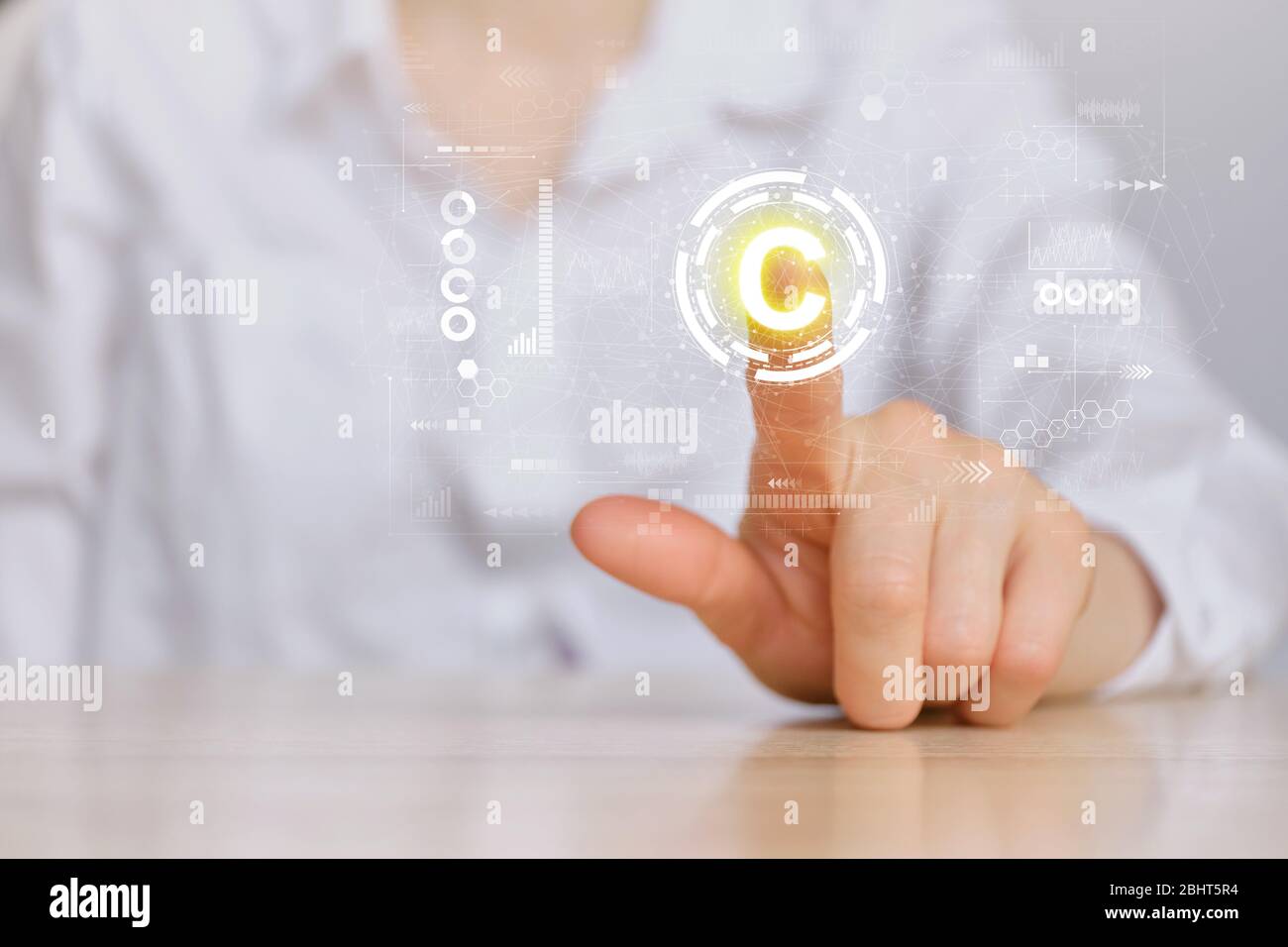 Concepto de Copyright y mano apuntando a un signo abstracto con gráficos. Primer plano. Foto de stock