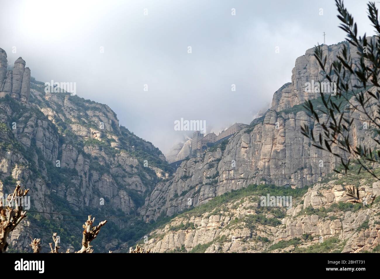 Spanische Berge en den Wolken Foto de stock