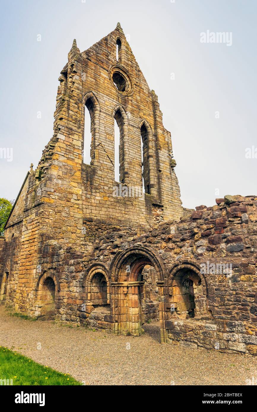 Restos del crucero sur en la Abadía de Kilwinning, construida por monjes benedictinos Tironensianos a finales de 1100 y destruida por la reforma protestante Foto de stock