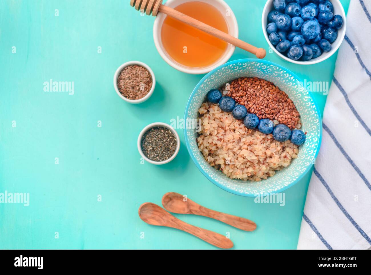 El alforfón gachas de avena en un recipiente con semillas de lino y arándanos. oncept alimentos saludables, desintoxicación, dieta Foto de stock