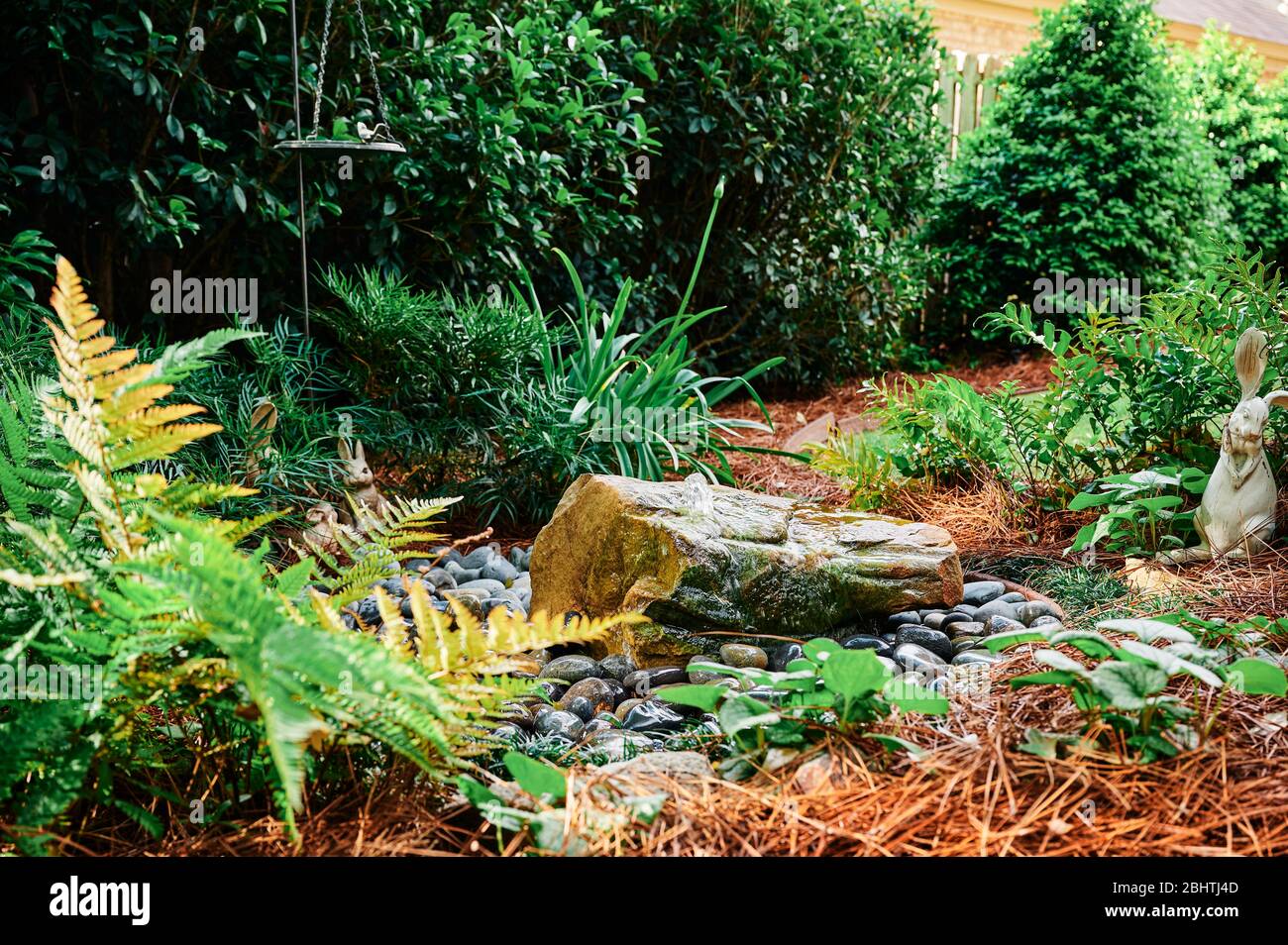 Fuente o elemento de agua de roca en un jardín residencial o en casa. Foto de stock