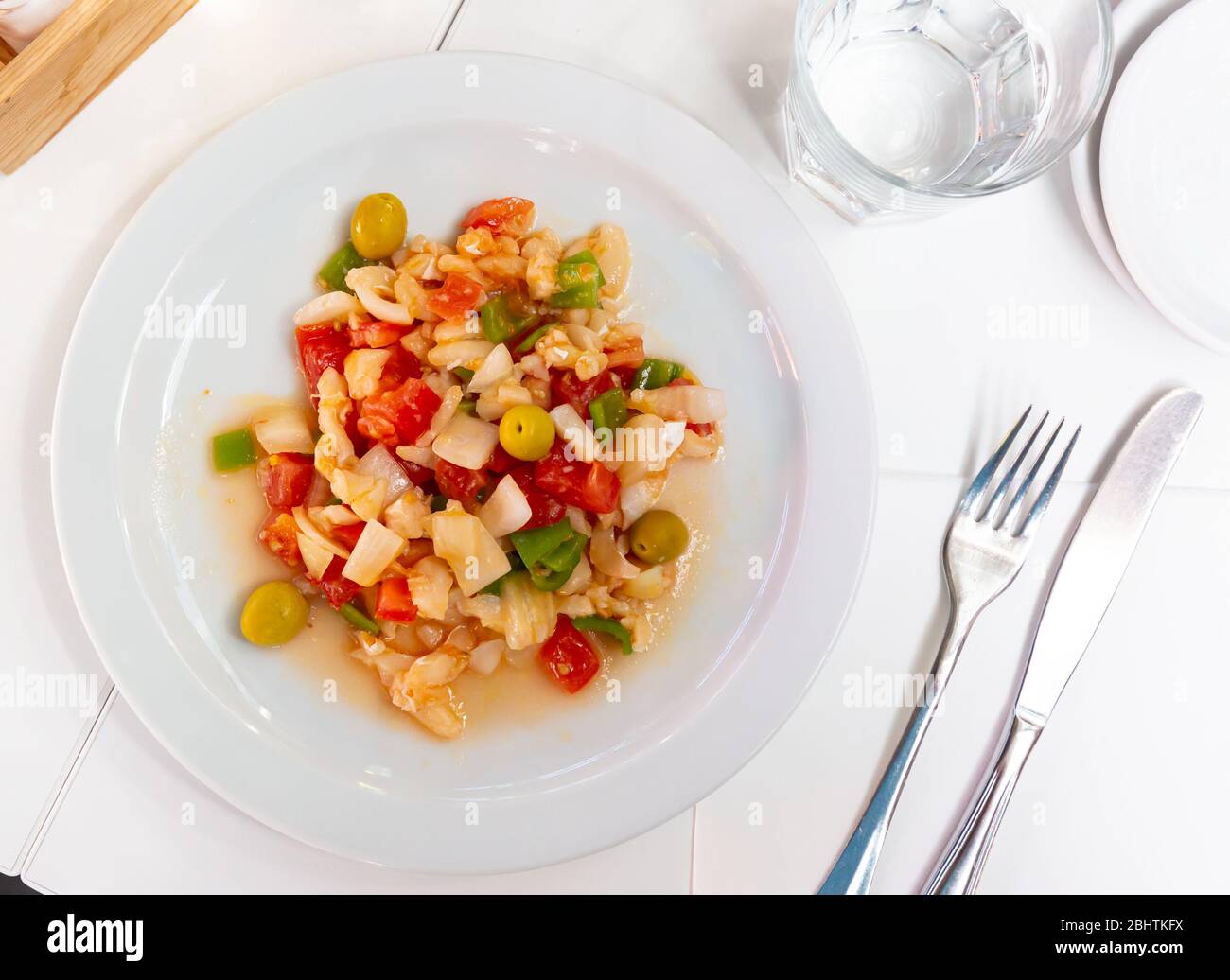 Plato típico catalán de verano - ensalada de verduras con bacalao desalado  en cubitos Fotografía de stock - Alamy