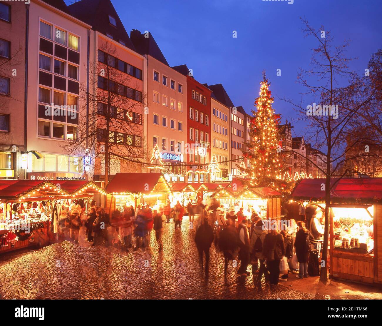 Mercado de Navidad de ALTER Markt al anochecer, Colonia (Koln), Renania del Norte Westfalia, República Federal de Alemania Foto de stock