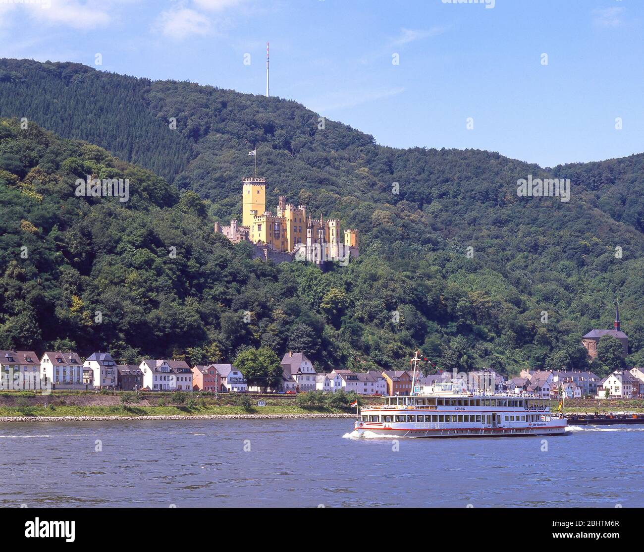 Barco fluvial del Rin y Castillo de Stolzebels, cerca de Koblenz, Renania-Palatinado, República Federal de Alemania Foto de stock