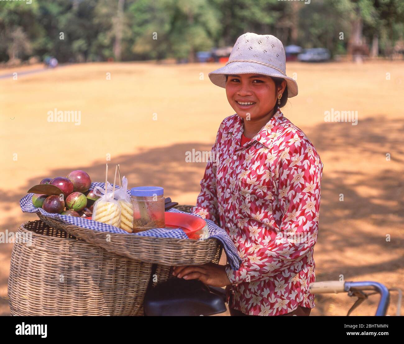 Mujer joven vendedora de frutas, Angkor Thom, Siem Reap, Reino de Camboya Foto de stock