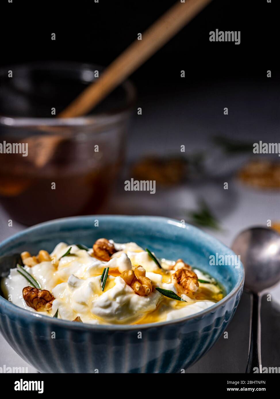 Yogur griego con nueces y miel de trébol Fotografía de stock Alamy