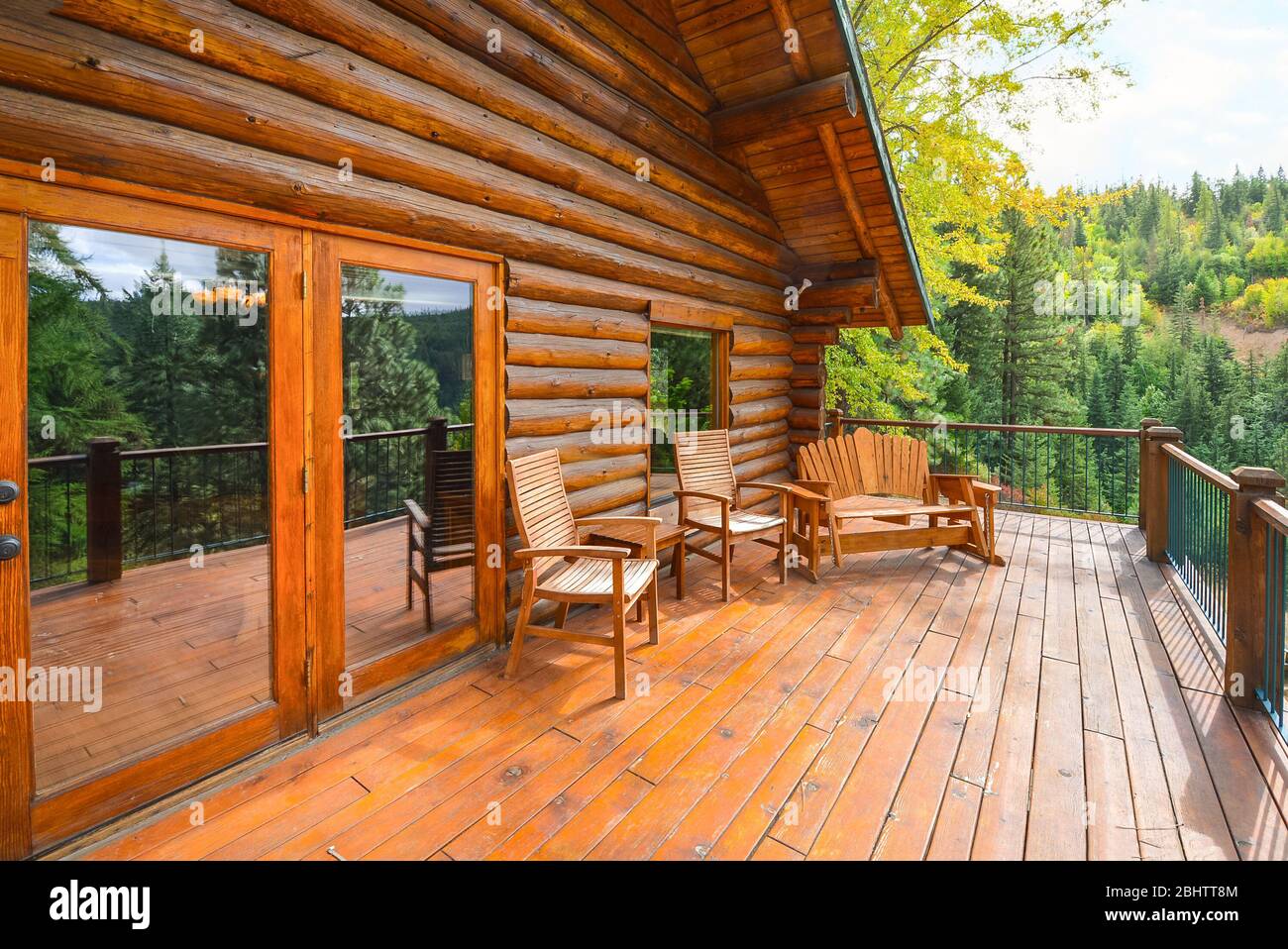 Una gran terraza de madera en una cabaña rústica de madera en las montañas  del noroeste americano Fotografía de stock - Alamy