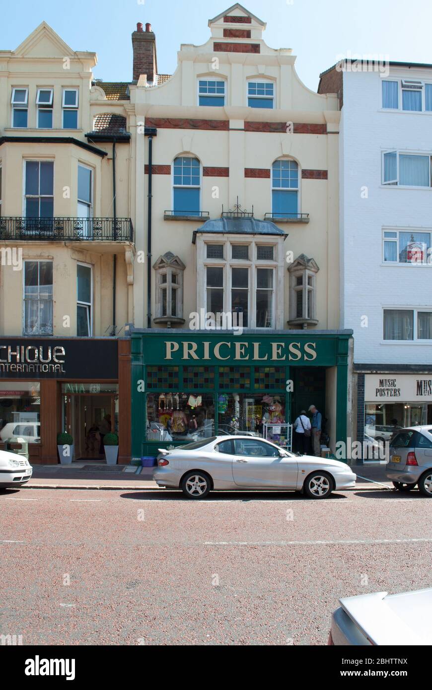 Dutch Gable Row House Terrace Tienda de precio incalculable en Bexhill Foto de stock