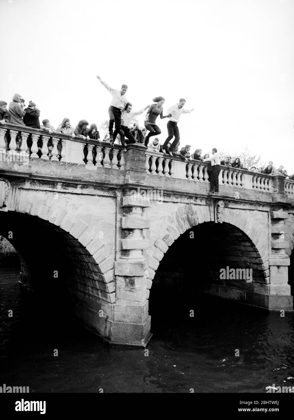 Estudiantes de Oxford saltan del puente Magdalen para celebrar la mañana de mayo, el 1 de mayo de 1992. Foto de stock