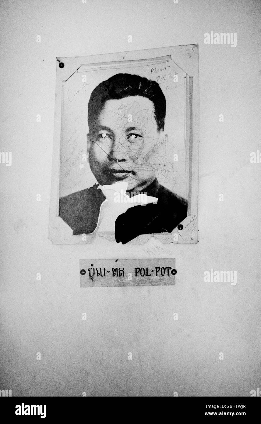 El retrato de Pol Pot en el muro del monumento conmemorativo de Choeung Ek (también conocido como los campos de exterminio), Phnom Penh, Camboya. Foto de stock