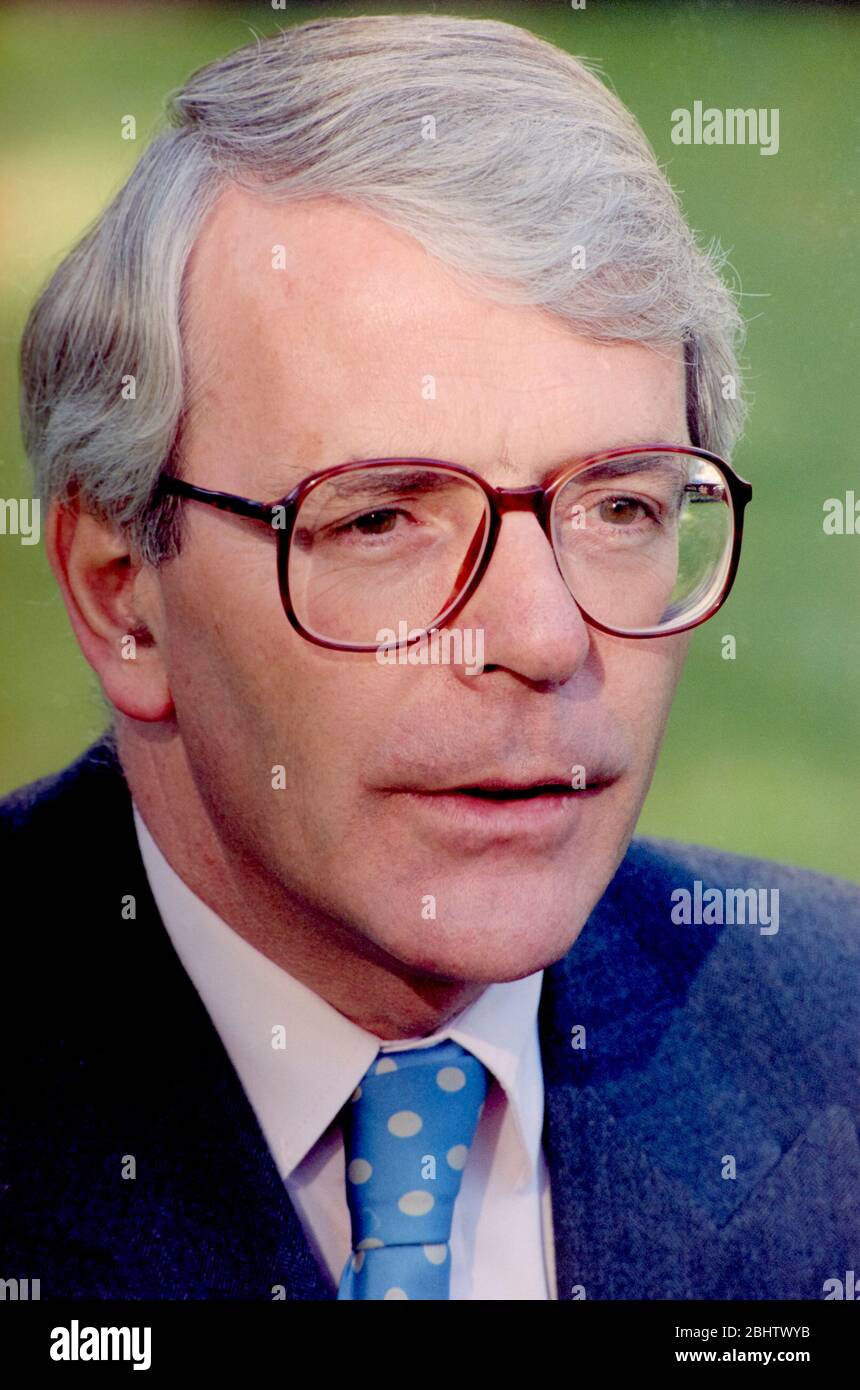 Retrato del primer ministro británico John major en el jardín de 10 Downing Street el 22 de junio de 1995, el día en que renunció como líder del Partido Conservador y pidió a cualquier miembro que se levantara en contra de él. Foto de stock