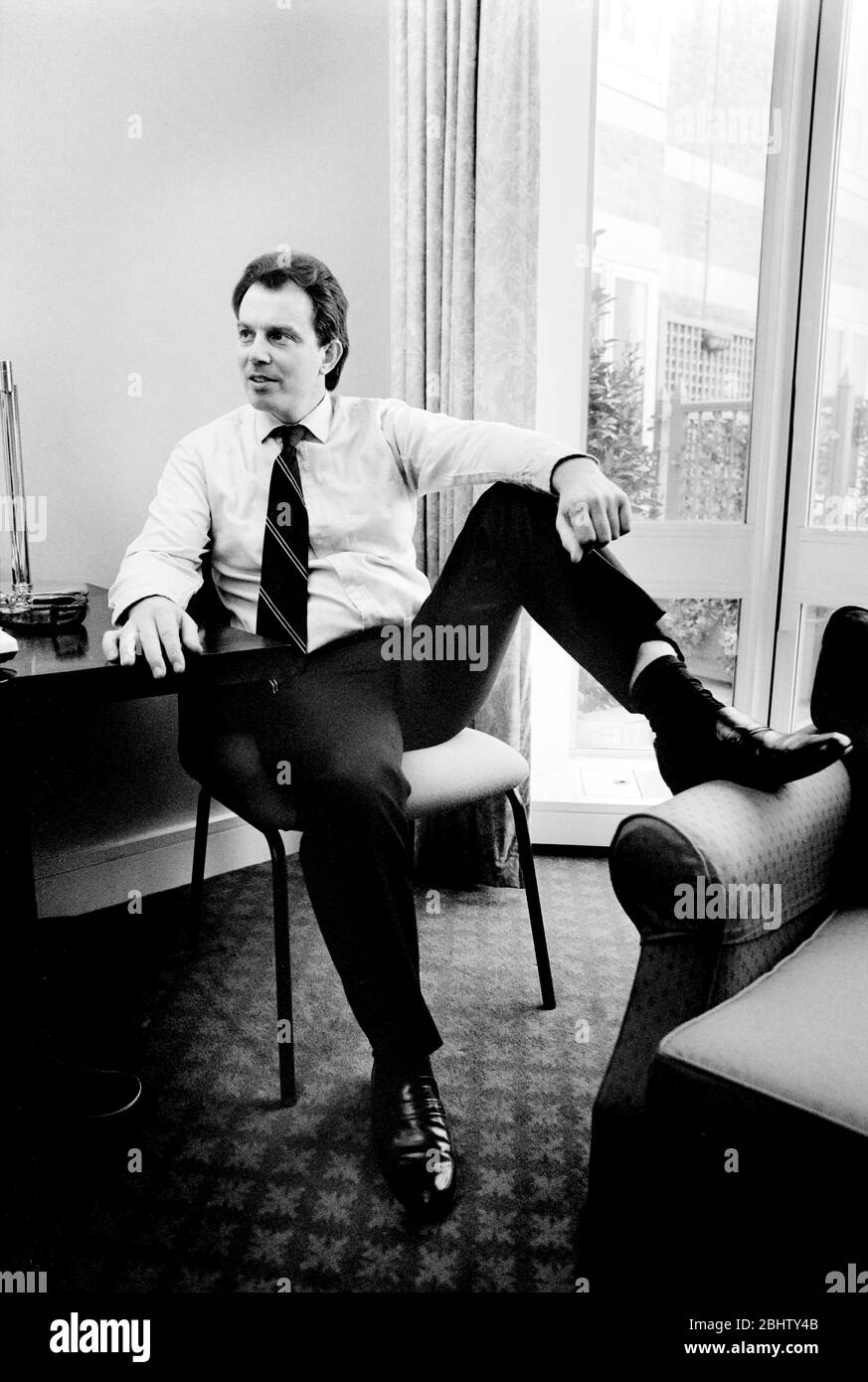 Tony Blair, fotografiado en casa a principios de los años 90, antes de convertirse en primer Ministro del Reino Unido. Foto de stock