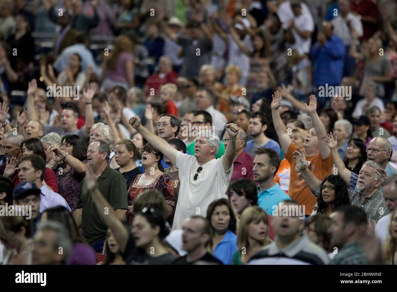 Houston, Texas - 6 de agosto de 2011 - los adoradores escuchan oraciones y música en 'The Response', un día de duración 'llamado a la oración por una nación en crisis' que atrajo a más de 30,000 adoradores para escuchar oraciones, música gospel y una galería de hablantes evangélicos conservadores en el estadio Reliant de Houston, TX. © Bob Daemmrich Foto de stock
