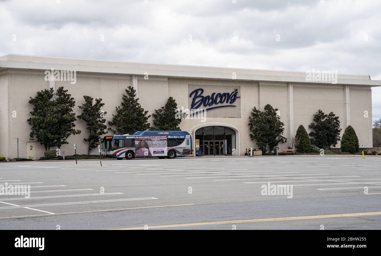 Condado de Berks, Pensilvania, EE.UU., 26 de abril de 2020- el autobús Barta llega a la tienda del Departamento de Boscov que está cerrada debido al coronavirus. Foto de stock