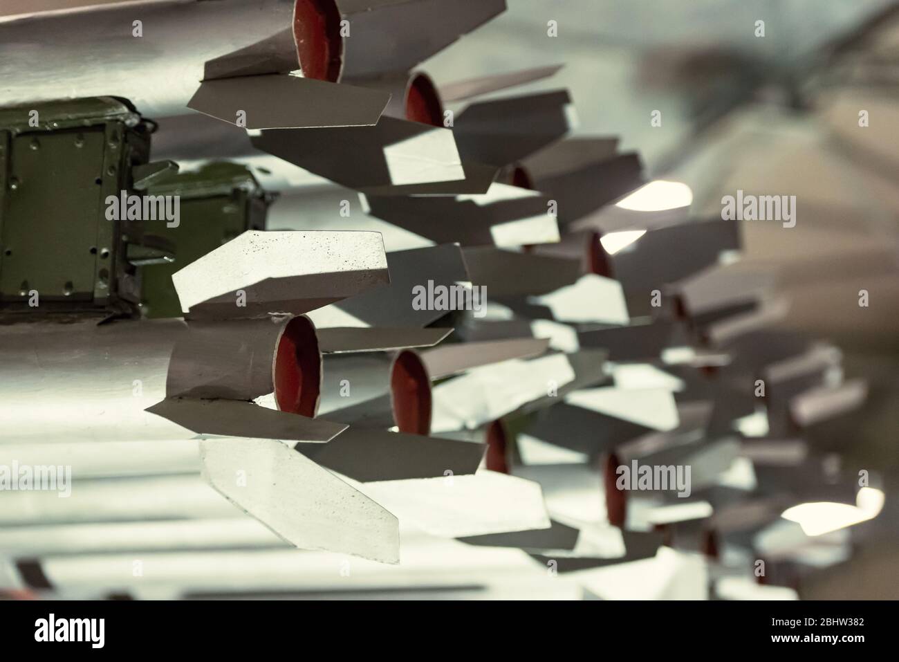 Equipo militar de la segunda guerra mundial. Katyusha sistema de lanzamiento múltiple de cohetes. Vista de los estabilizadores de cohetes desde atrás. Foto de stock