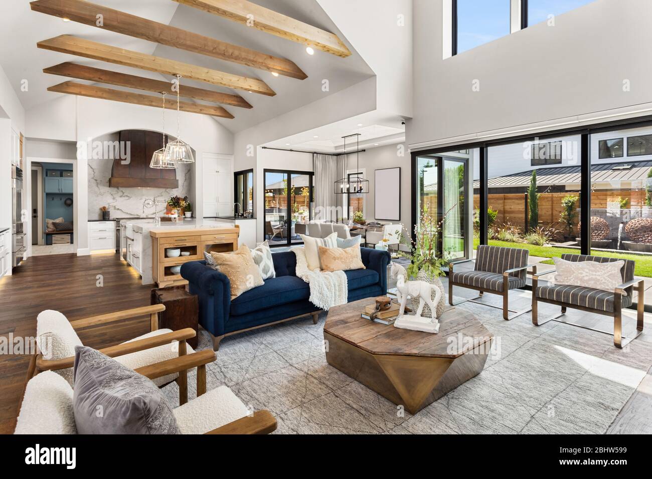 Cocina y sala de estar en el interior de una casa de lujo nueva con un  diseño de planta de concepto abierto Fotografía de stock - Alamy