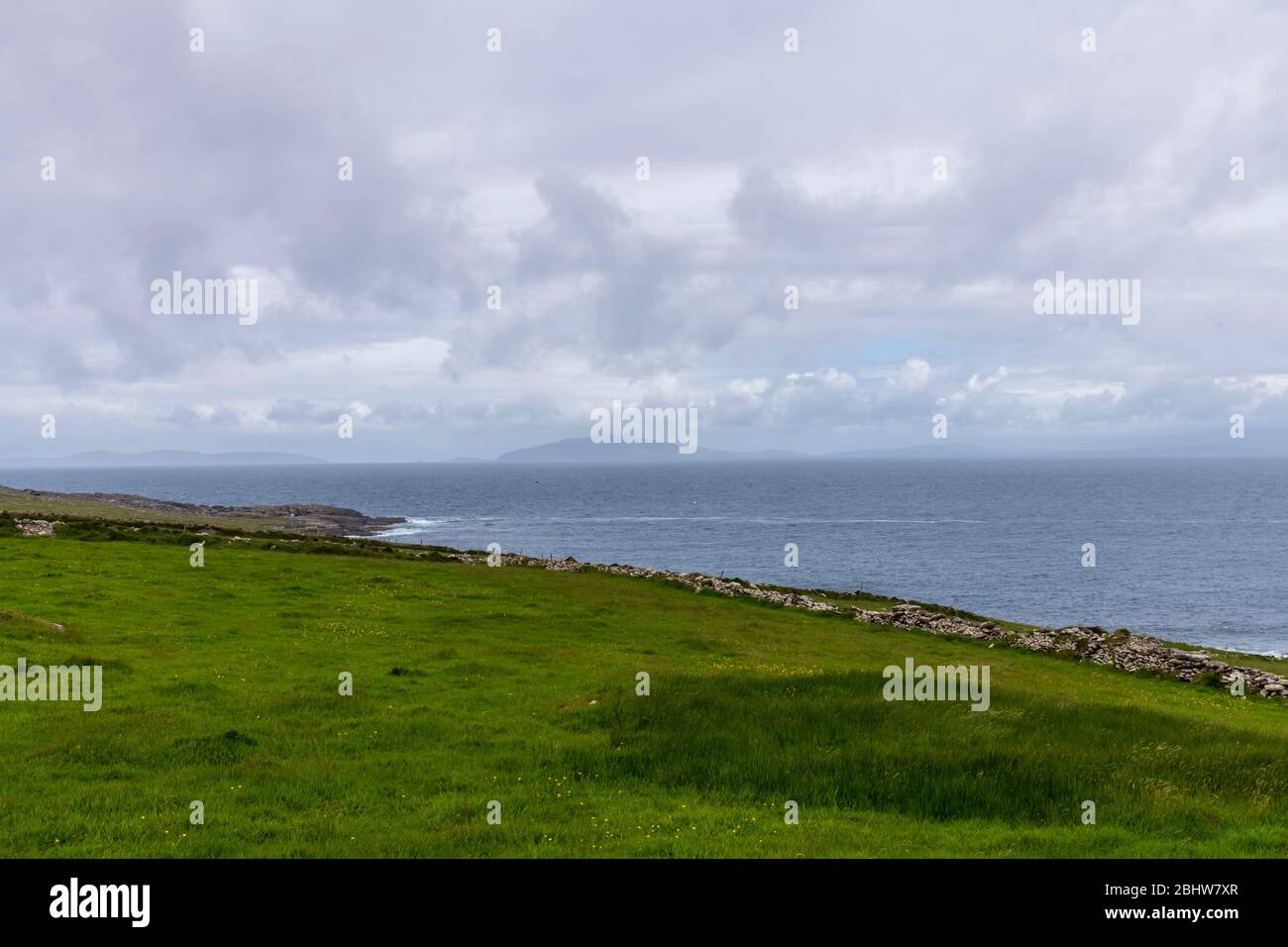 Hermosa vista aérea de la isla de Valentia. Pintoresco condado irlandés en un aburrido día de primavera, County Kerry, Irlanda. Foto de stock