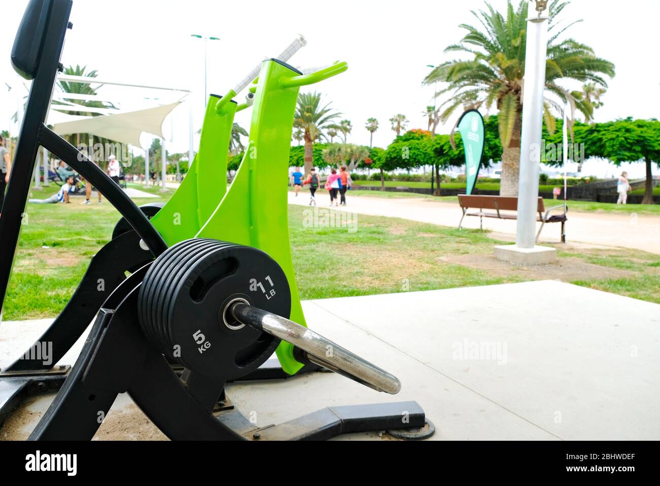 Máquinas de entrenamiento de fitness públicas (gimnasio público) en el parque de la ciudad. Foto de stock