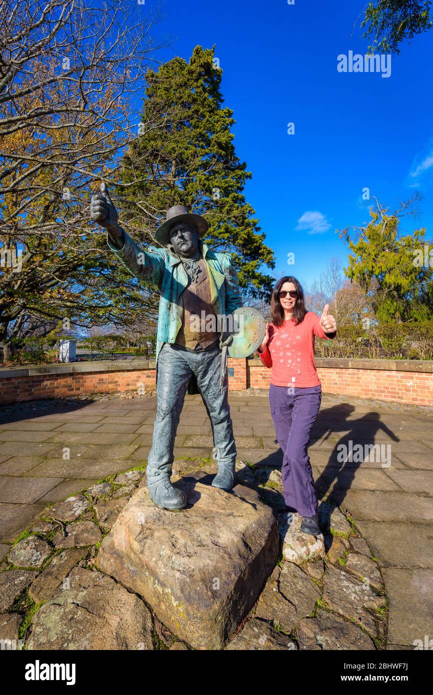 Mujer turística situada junto a la estatua de bronce de John Glover en Evandale, Tasmania. Foto de stock
