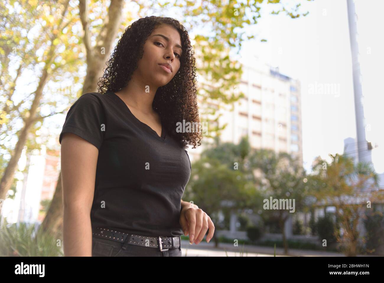 Mujer negra sobre fondo urbano en ropa informal Foto de stock