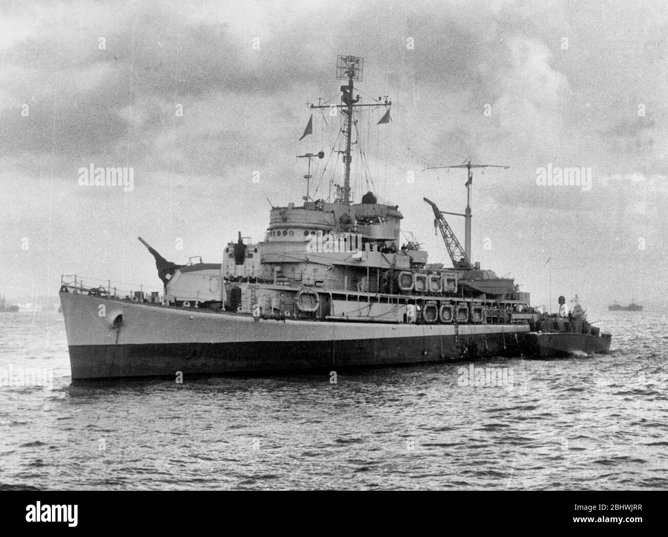 El buque insignia de la fuerza anfibia de la Marina de los Estados Unidos USS Biscayne (AVP-11) frente a Anzio, Italia, durante la operación Shingle. Observe la embarcación PT junto a ella. Enero 1944 Foto de stock